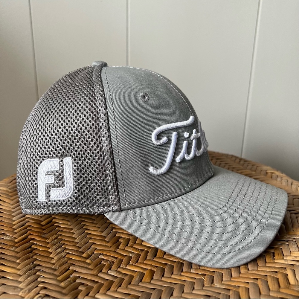 Titleist Pro V1 FJ New Era flex fit medium - large hat cap - Picture 2 of 5